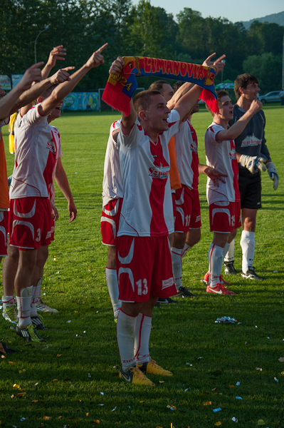 Limanowa. Radość kibiców i zawodników po awansie do II ligi (FOTO i VIDEO)