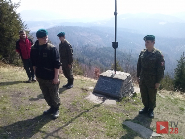 Strzelcy pod krzyżem papieskim na Mogielicy