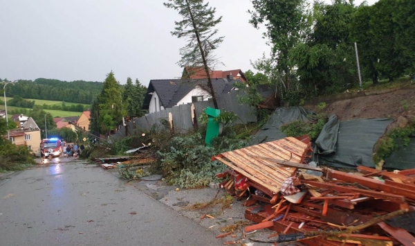 Nad Sądecczyzną przeszła trąba powietrzna. Żywioł pozrywał dachy z domów