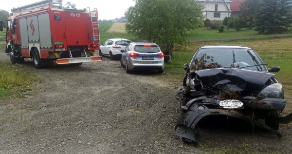 Kierujący samochodem osobowym uderzył w przepust
