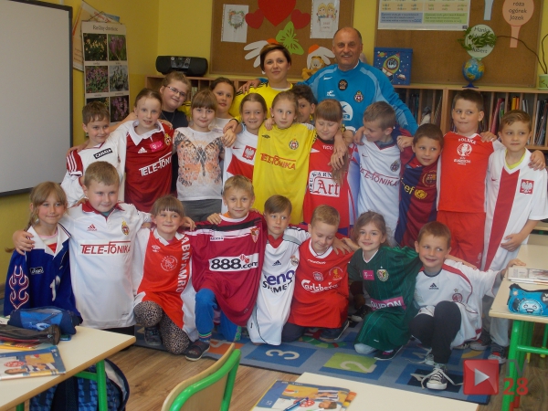 Radny Bogdan Surówka czytał i opowiadał o swojej kolekcjonerskiej pasji