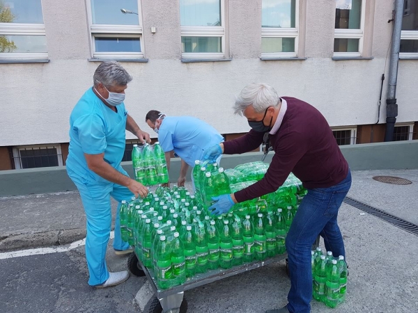 Piotr Musiał nie przestaje pomagać. Tym razem postarał się o wodę dla personelu szpitala