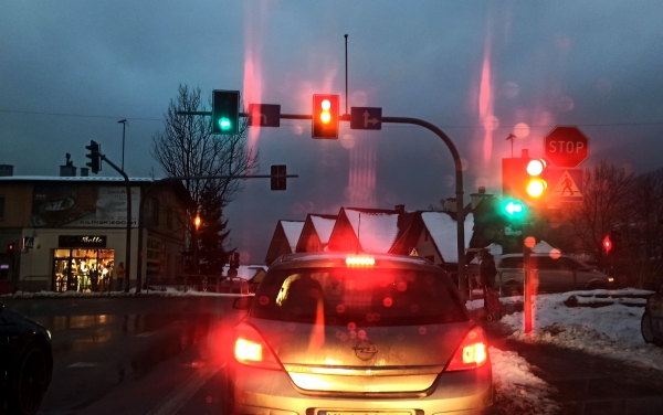 Zielone przez 5 sekund, a potem ponad minuta czerwonego. Stąd korki na głównym skrzyżowaniu w Mszanie Dolnej