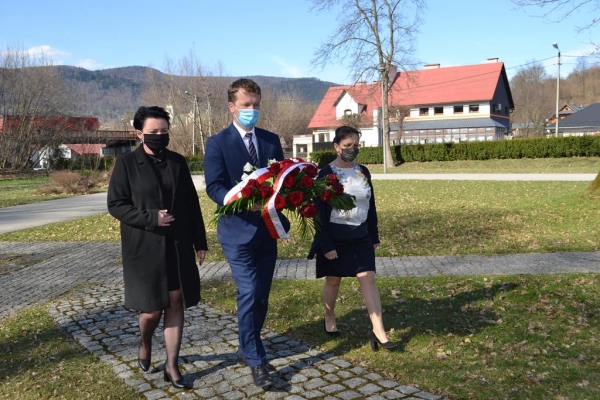 Przedstawiciele Rady Miejskiej oddali hołd ofiarom zbrodni katyńskiej i katastrofy smoleńskiej. Znicze zapalili też uczniowie z Łostówki