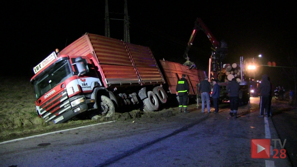 Kasina Wielka. Tir z drzewem wylądował w rowie