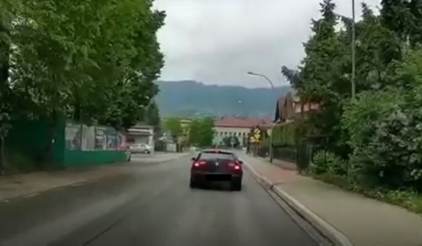 36-latek leżał za samochodem na jezdni. Zachowanie mężczyzny wzbudziło niepokój