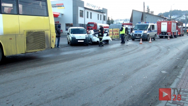 Mszana Dolna. Dwie osoby ranne po zderzeniu "osobówki" z autobusem