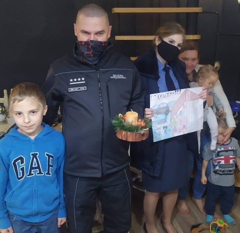 Mikołaj w mundurze przyszedł do Rodzinnego Domu Dziecka. Funkcjonariusze Służby Więziennej z Tarnowa zachęcają wszystkich do dzielenia się dobrem