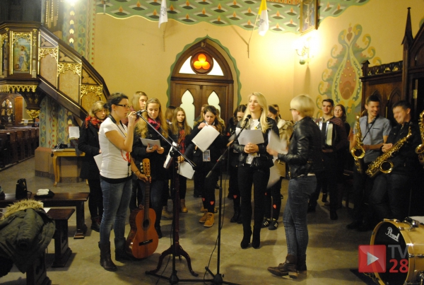 Mszana Dolna. Liderzy ŚDM kolędowali w kościele pw. Św. Michała Archanioła