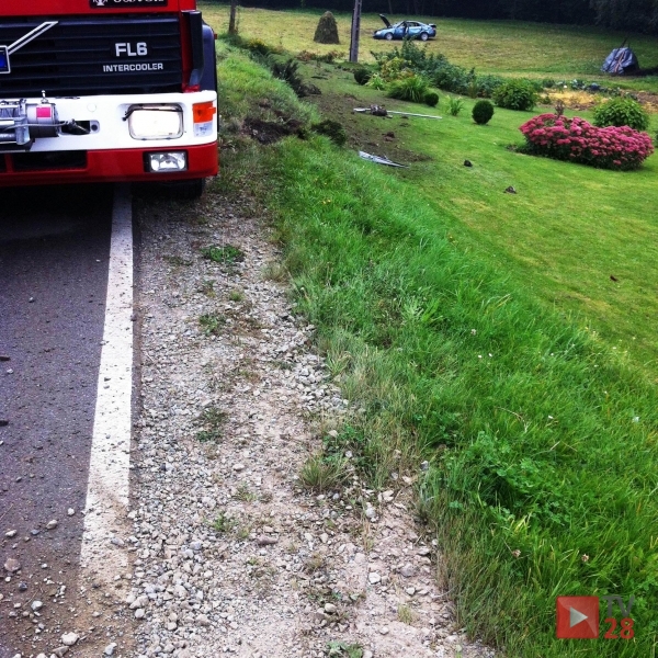Porąbka. Minął 13-latka, dwa słupy i dachował