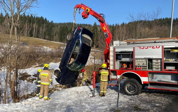 Stara Wieś. Dachowanie samochodu. Auto wpadło do potoku