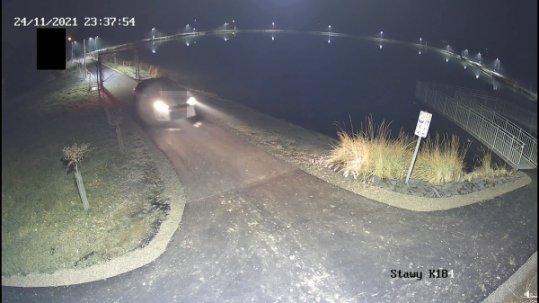 Wycieczka samochodowa na terenie stawów rekreacyjnych. Urząd Gminy Laskowa opublikował nagranie