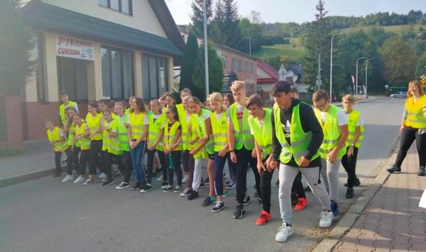 Na starcie ponad 60 uczestników. W kamizelkach odblaskowych uczniowie wzięli udział w III Biegu Papieskiego