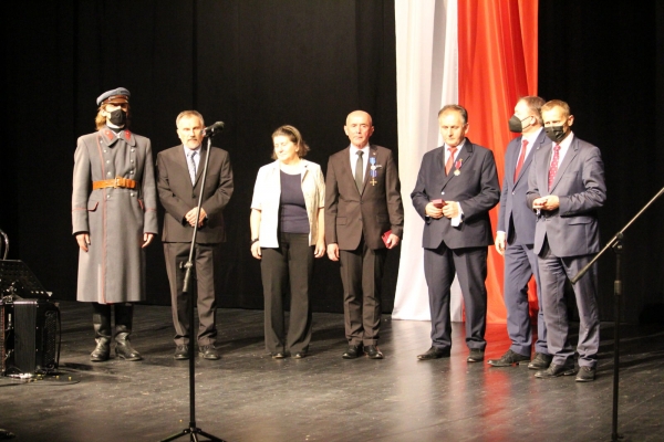 Podczas uroczystej sesji mieszkańcom Limanowej wręczono odznaczenia