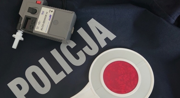 Pijany kierowca wpadł przez brak maseczki. 45-latek przyjechał samochodem na stację benzynową