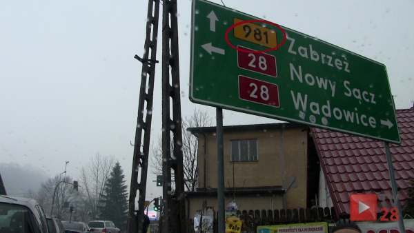 Mszana Dolna. Pomylili oznakowanie na głównym skrzyżowaniu w mieście