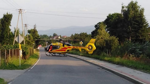 Ciężki stan nastolatka kierującego motorowerem. Został przetransportowany śmigłowcem LPR do szpitala