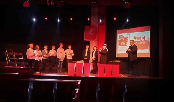 Uczniowie ze szkoły w Porębie Wielkiej zwycięzcami II edycji Konkursu Historycznego "Wolna i Niepodległa"