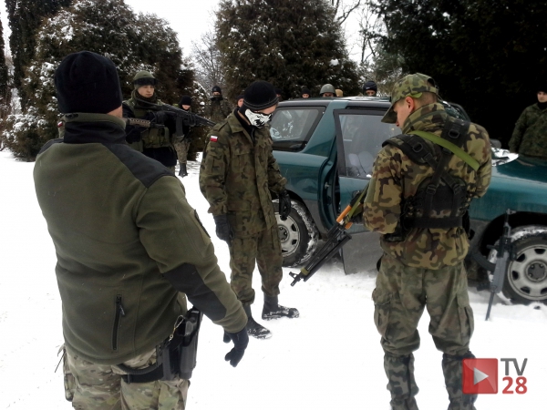 Tymbarska młodzież ćwiczyła ze strażą graniczną