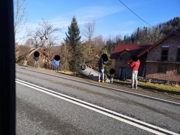 Mszana Dolna. Samochód wypadł z drogi i dachował