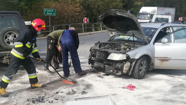 Zderzenie dwóch samochodów osobowych na drodze powiatowej