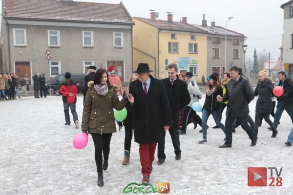 Mszana Dolna. Maturzyści odtańczyli tradycyjnego poloneza na rynku