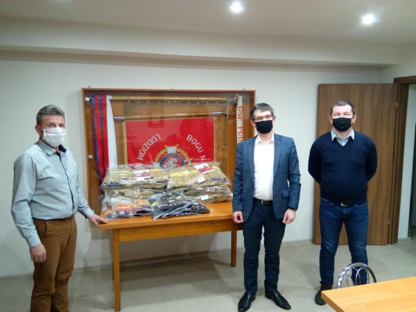 Jednostka OSP otrzymała odzież ochronną i rękawice. Druhom przekazał je wójt Paweł Ptaszek