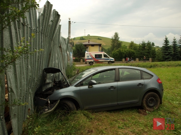 Mszana Górna. Przejechał po polach i uderzył w ogrodzenie