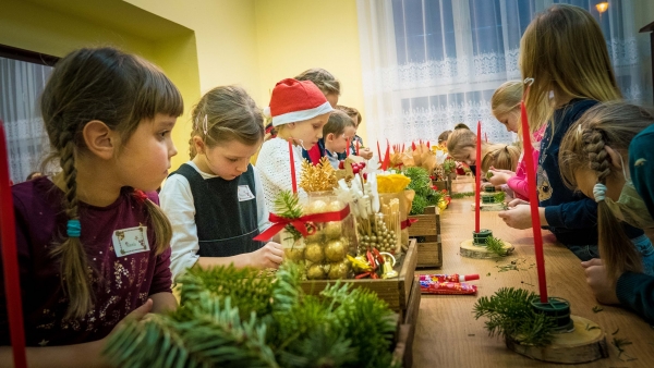 Dzieci wykonały świąteczne dekoracje
