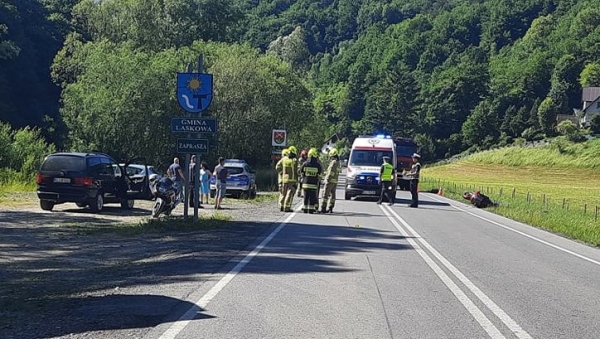 Groźny wypadek na drodze powiatowej: Poszkodowany motocyklista trafił do szpitala