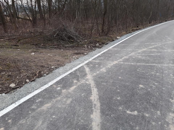 Ze ścieżki rowerowej chętnie korzystają… kierowcy samochodów, quadów i  ciągników