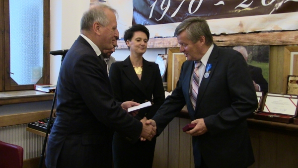 Złoty jubileusz zespołu szkolnego "Consonans". Z zespołem żegna się Leszek Mordarski, który już wyznaczył swojego następcę