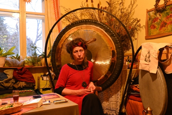 Prastare Uroczysko Elżbiety Orzechowskiej. Pod Babią Górą artystka gra na gongach