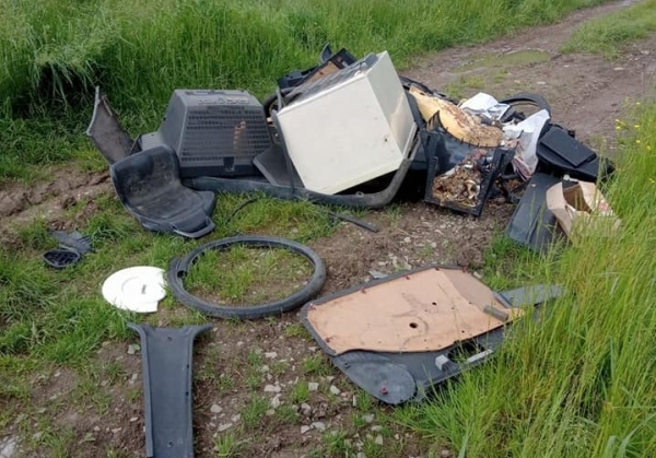 „Pomnik głupoty” obok pomnika bohaterów września 1939 roku