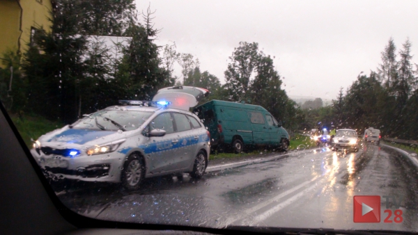 Mszana Górna. VW wjechał w ogrodzenie