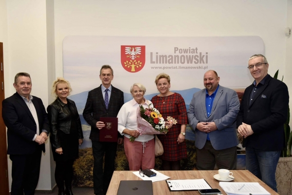 Zarząd Powiatu Limanowskiego docenił działalność Teresy Zabramny