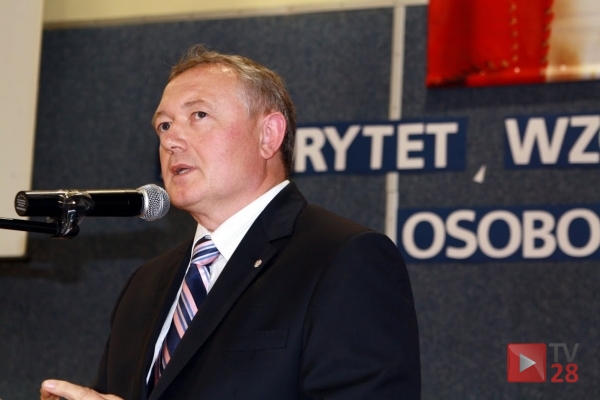 Wiceminister finansów awanturował się na lotnisku. Zażądał przełączenia TVN24 na TVP, ale dostał ostrą odpowiedź