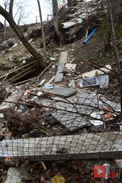 Mszana Dolna. Krzyże i nagrobki z cmentarza wylądowały w potoku