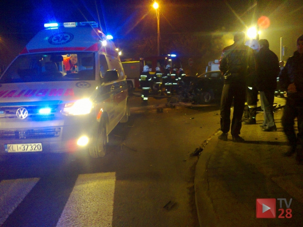 Mszana Dolna. Trzy osoby ranne po czołowym zderzeniu BMW i Audi