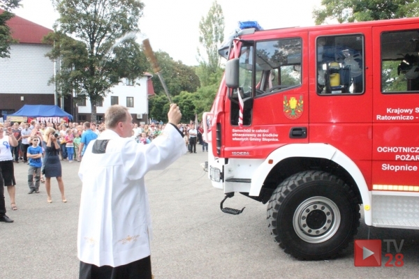 Na dożynkach powiatowych poświęcili wóz bojowy dla strażaków