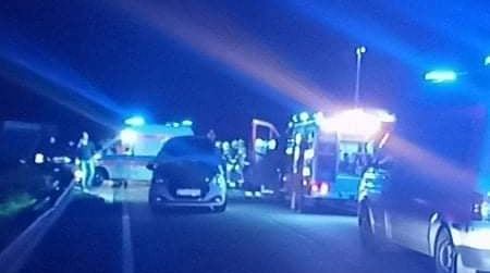 Motocykl najechał na samochód osobowy. Dwie osoby poszkodowane