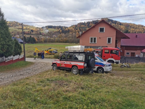 Przewrócił się ciągnik rolniczy. Poszkodowana osoba zabrana śmigłowcem Lotniczego Pogotowia Ratunkowego