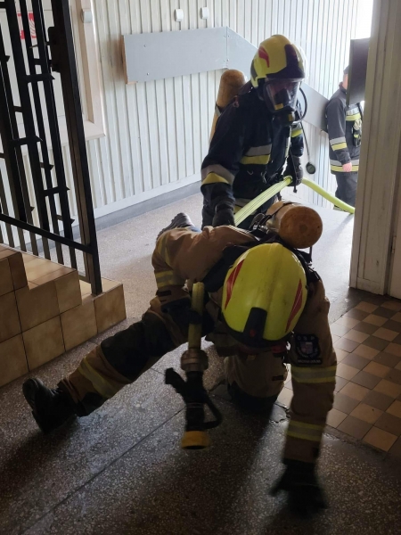 Praca strażaków w aparatach ochrony dróg oddechowych. Ćwiczenia w Mszanie Dolnej