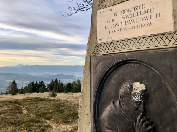 Ktoś uszkodził pomnik Jana Pawła II na Ćwilinie. To mogło być celowe i zamierzone działanie