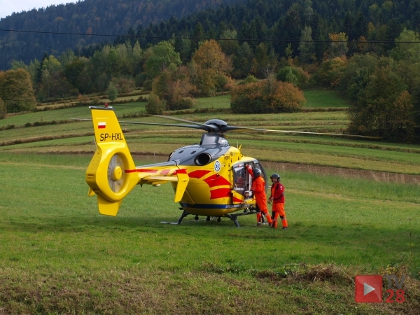 Krasne Lasocice. Robotnik przygnieciony arkuszami blachy