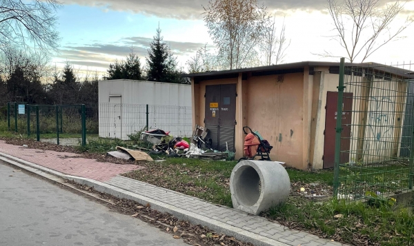 Sterta śmieci przy ul. Fabrycznej. Nie ma chętnych, aby uporządkować ten teren