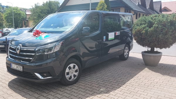 Gmina Niedźwiedź zakupiła nowy samochód dostosowany do potrzeb osób niepełnosprawnych