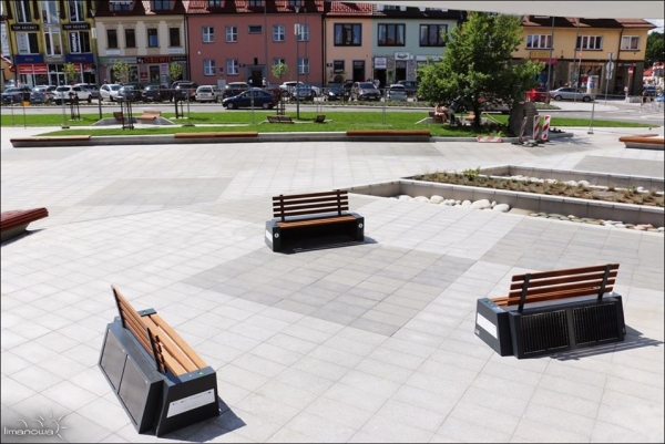 Na rynku zamontowano trzy interaktywne ławki