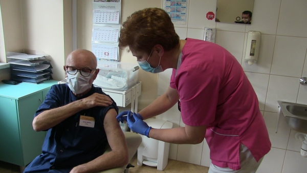 Szczepienia przeciw koronawirusowi. Pierwszą zaszczepioną osobą był lek. Janusz Stokłosa