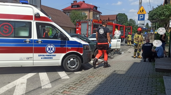 Zderzenie dwóch pojazdów na ul. Piłsudskiego w Mszanie Dolnej. Kierujący zasłabł za kierownicą
